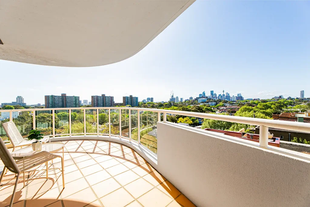 Redfern 1房 环绕阳台壮景 中心地段便利 豪华浴缸配厨 开放空间自然光 社区泳池健身 DEPOSIT TAKEN