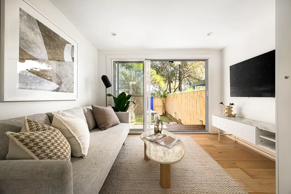 Bondi Junction 3房 经典联排别墅 公园旁生活 城市便利 三卧带阳台 华丽吊顶 Bosch电器 私密庭院 学区房 步行可达 A Character-Filled Terrace With Direct Park Access