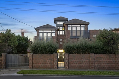 Mentone 5Habitaciones Bay-view Living with Versatility & Potential