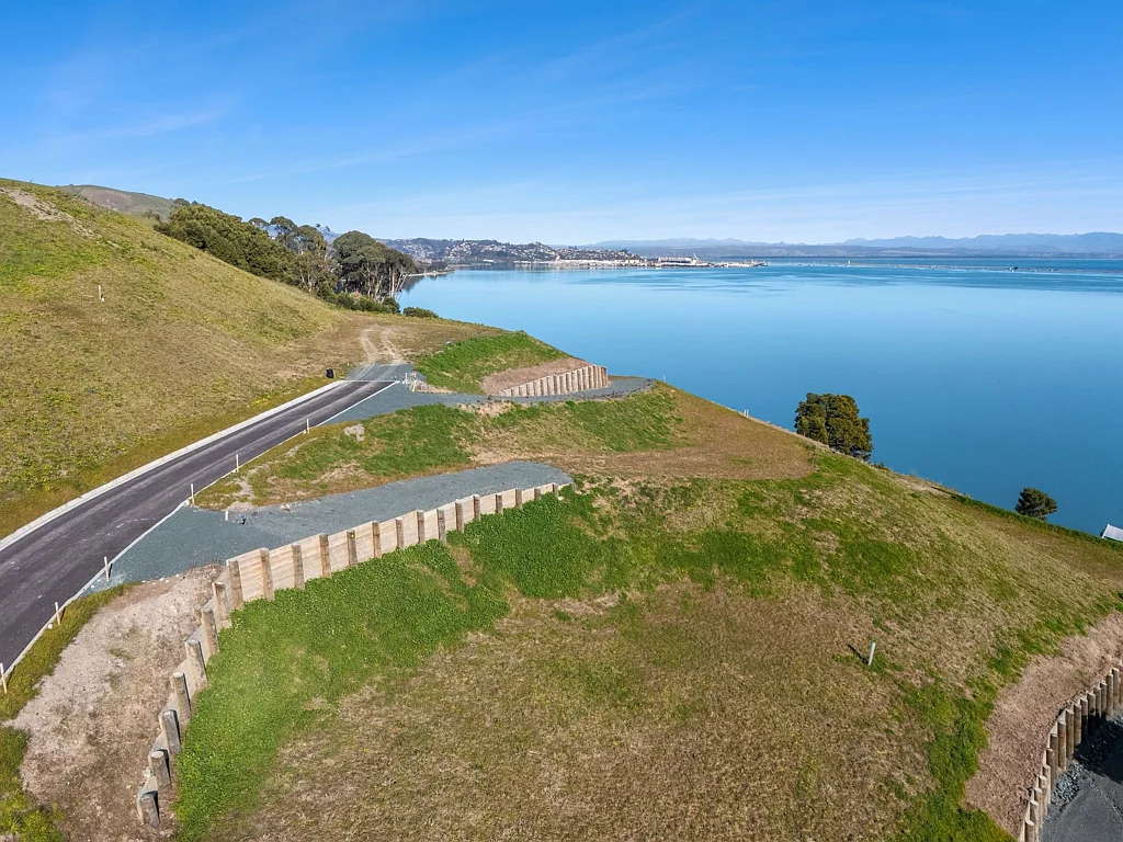 Atawhai Peaceful Setting with Stunning Views!