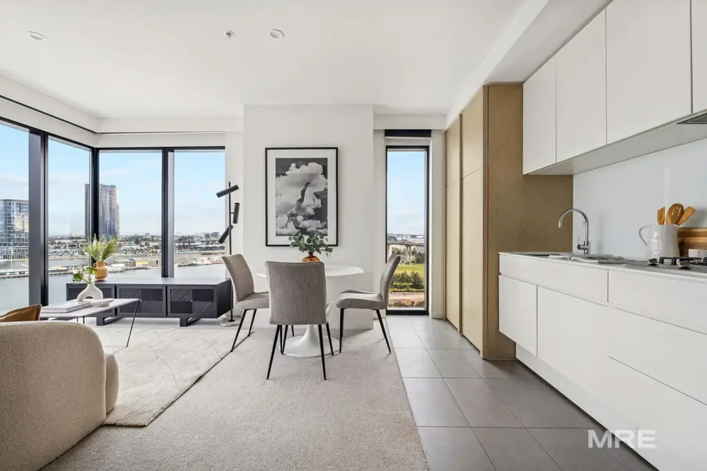 Docklands 2房 Marina Towers壮丽水景 开放式生活区 石材台面厨房 宽敞卧室 安全车位 住户设施齐全 活力New Quay近便 Sleek Waterfront Living with Stunning Marina Views