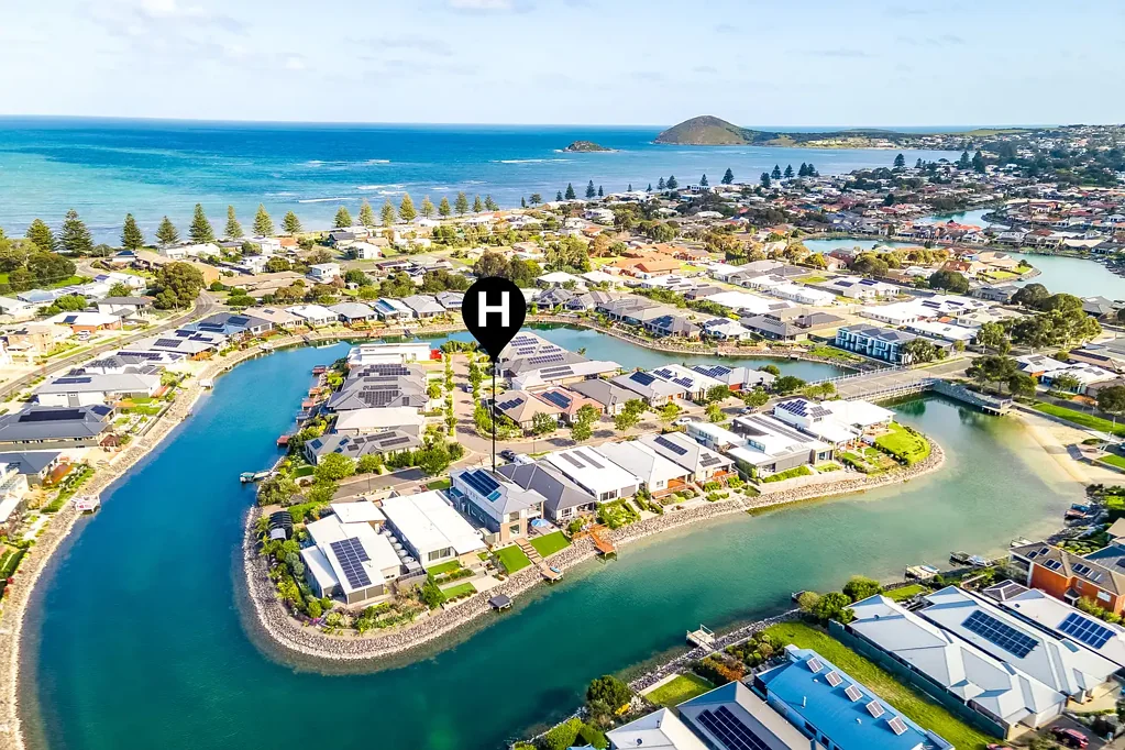 Victor Harbor 4બેડરૂમ Prestige Lakeside Living with Water & Hill Views