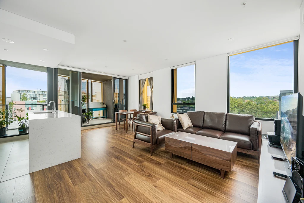 Meadowbank 西北朝向水景 时尚厨房石材台面 主卧套房步入式衣帽间 独立车位洗衣房 Modern North-West Facing Two-Bedroom Plus Study with Serene Water Views