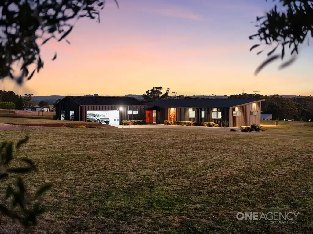 Forest 3房  Stunning Modern Home with a Massive Shed on Just Under 2 Acres