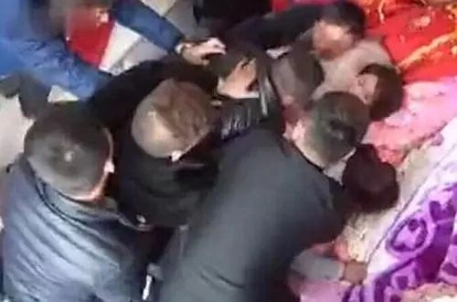 “结婚那天，我被7个男人扒光了衣服”：在婚闹中死去的中国新娘…