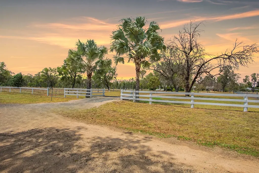 Chinchilla 4 Slaapkamer A PRIVATE LIFESTYLE SANCTUARY ON 14.45 ACRES with TOWN WATER