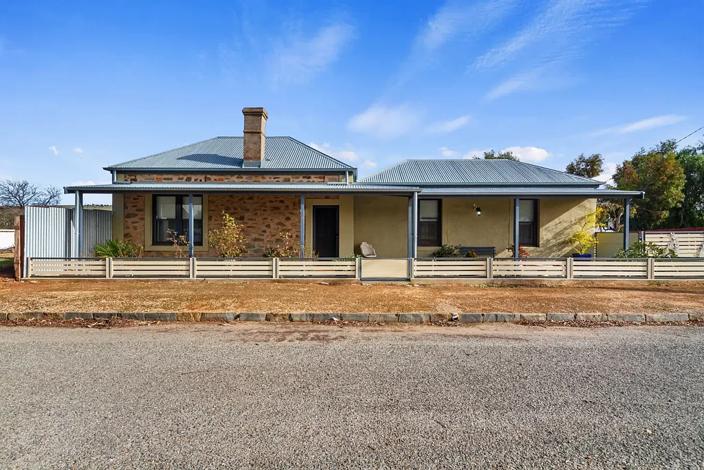 Burra 3 Bedroom Charming Renovated C1870 Cottage in the Heart of Historic Burra
