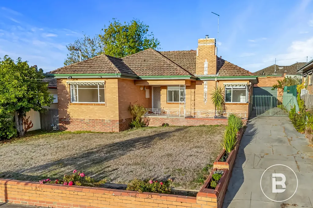 CHARMING 3 BEDROOM HOME IN SOUGHT-AFTER LOCATION.