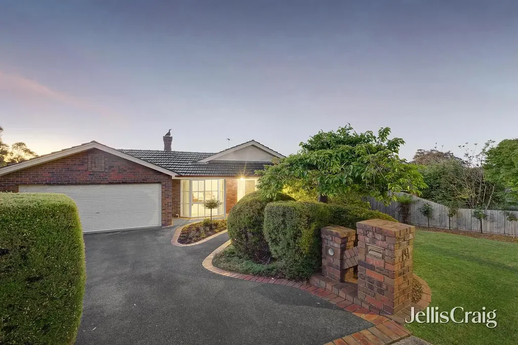 Eltham 4બેડરૂમ Spacious Family Living with Poolside Entertaining and Corner Allotment Appeal