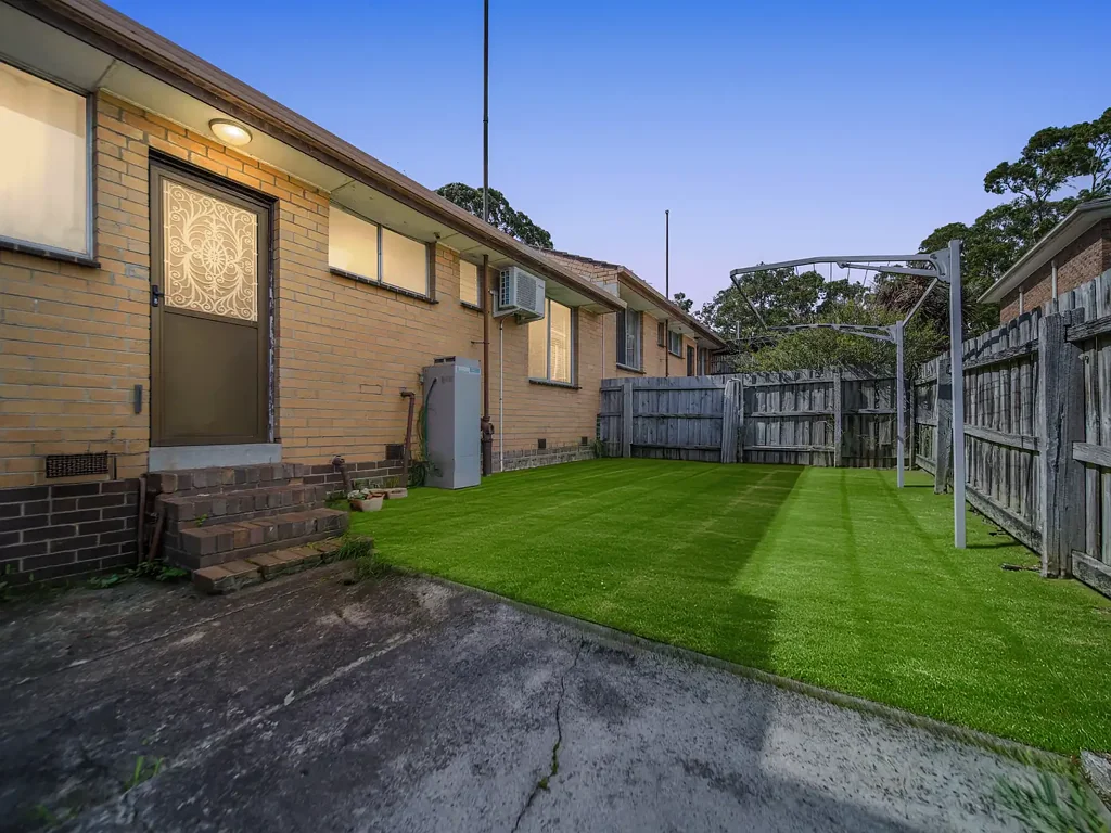Dandenong 2房 维护良好社区 私人庭院宽敞 直接通向公园 便利交通设施 长期租户稳定 即时租金收入 Parkside Potential with Courtyard Appeal