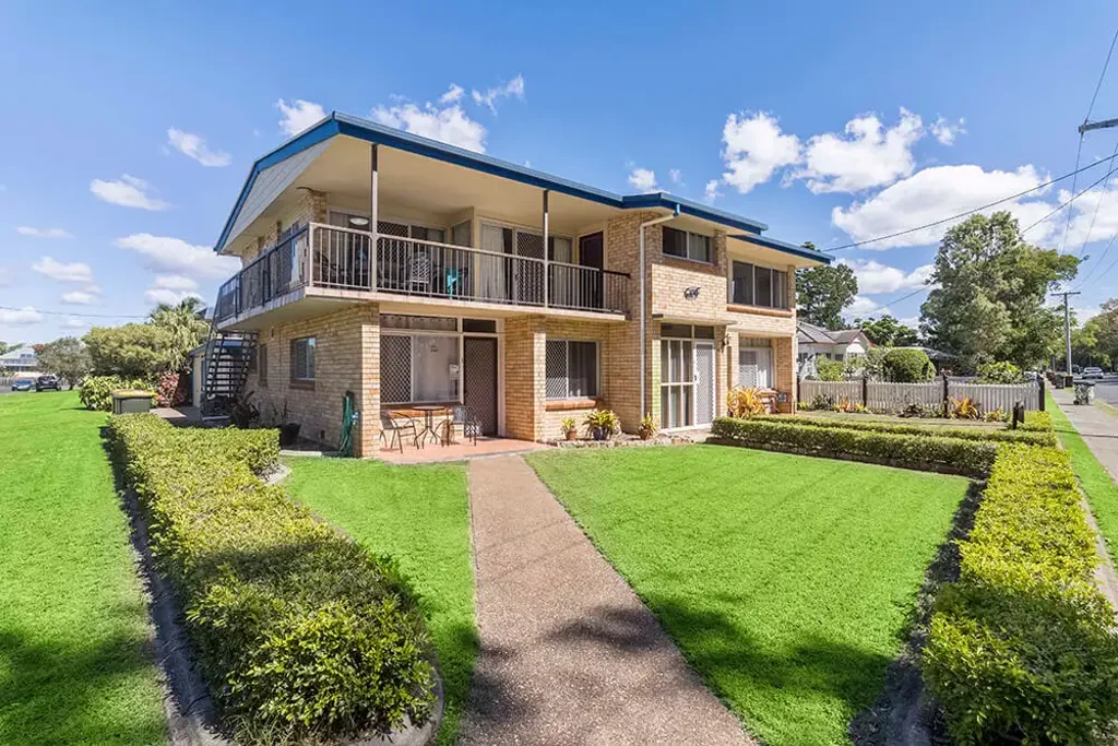 🌴 Fully Furnished Coastal Unit – Walk Straight to the Beach!