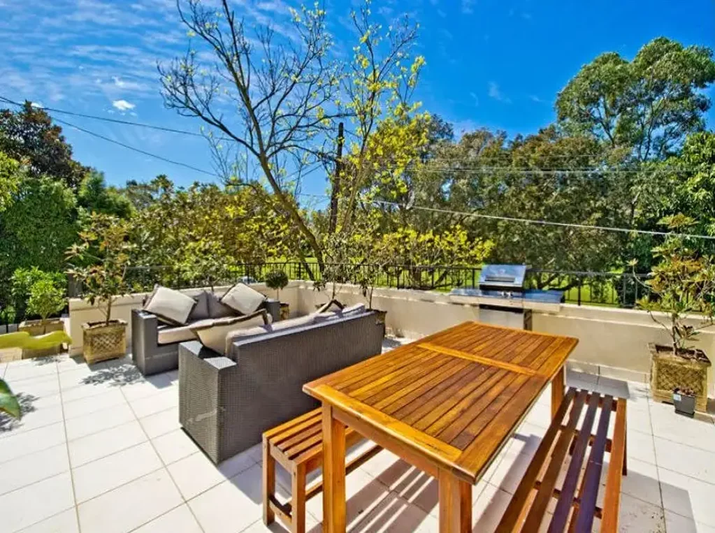 Spacious & Stylish Parkfront Family Home With Garden & Double Parking!