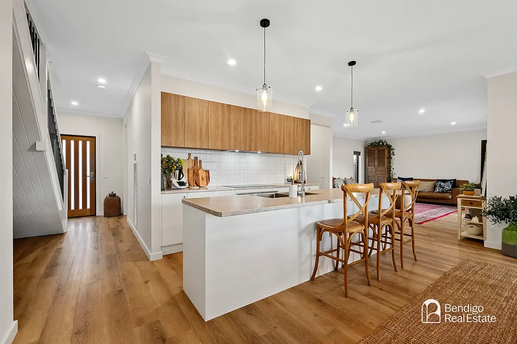 A FOUR-BEDROOM TOWNHOUSE WITH MODERN FEATURES IN KENNINGTON