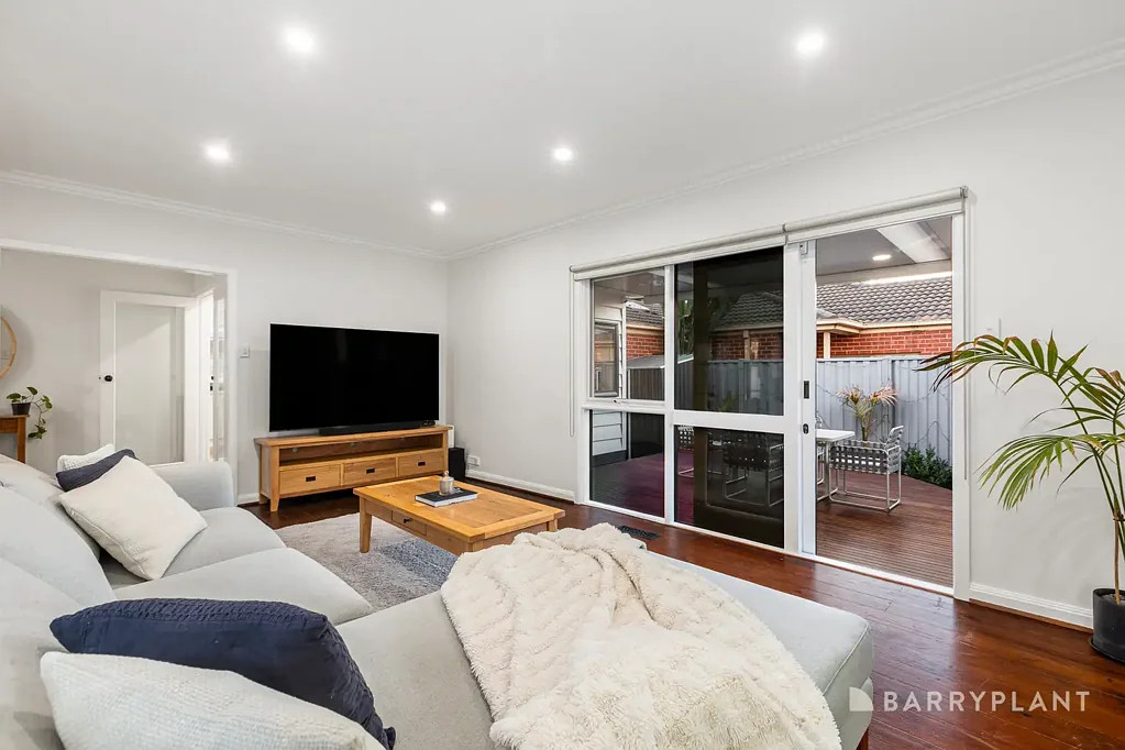 Bentleigh East 2房 全高格栅围栏 安全独立住宅 Smeg厨房 AEG洗碗机 自然采光充沛 染色地板供暖 两车位便利 轨道旁名校圈 低维护生活 Elegant Single Level Living, Ideal for Professionals, Downsizers & Astute Investors