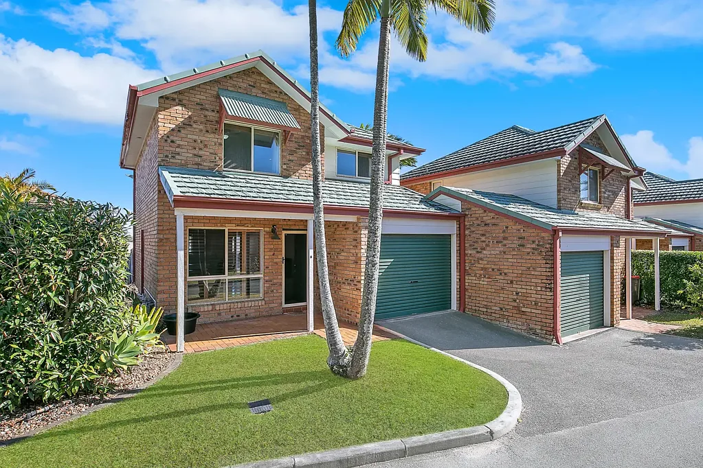 Carina 3 Bedroom Sun, pool, security, city outlooks & flexible spaces for every stage - 4 min from Westfield
