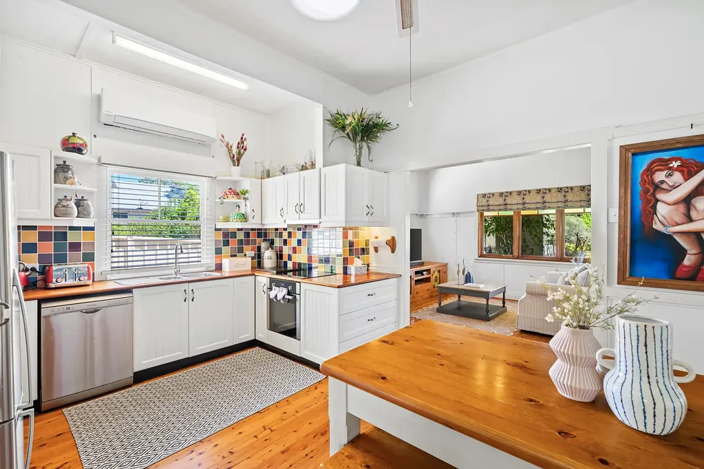 Narara 4બેડરૂમ Charming 1920s Character-Filled Cottage – Warm & Inviting