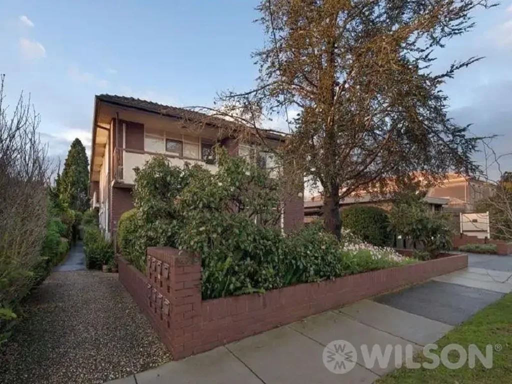 Spacious & Light-Filled Apartment in Prime Caulfield North Location