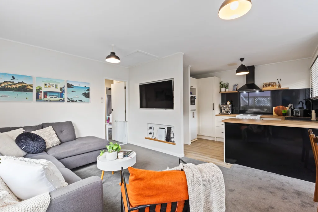 Lyall Bay 2房  Sunny Start or Smart Downsize! 2 Beds + Study.