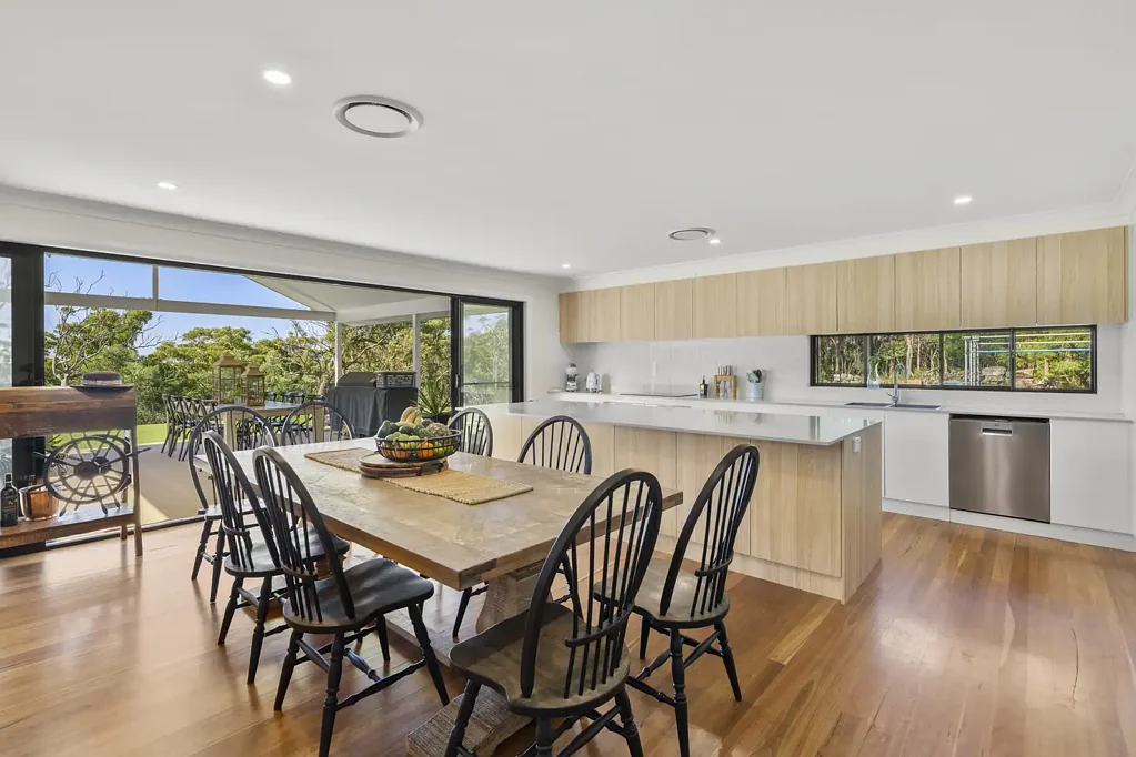 Somersby 4chambre Discover Modern and Luxurious Lifestyle on 7.2 acres of Private Pristine Paradise only 40 minutes from Hornsby.