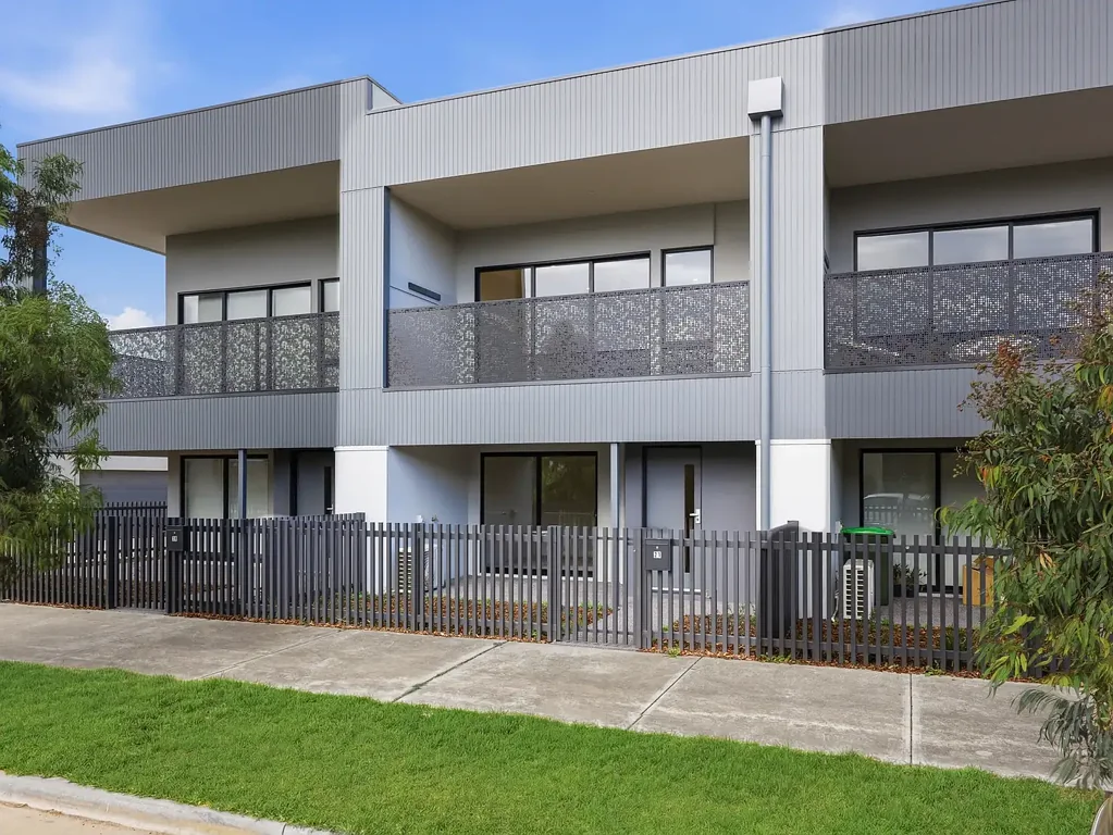 NEW BUILD HOME FOR RENT IN POINT COOK