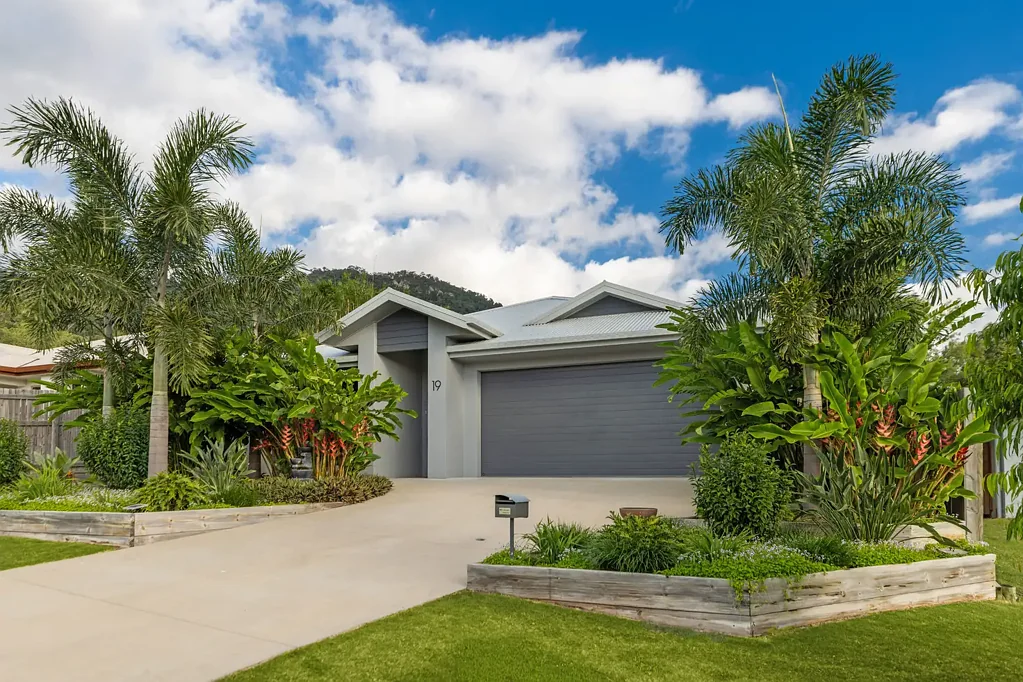 Cannonvale 4部屋 Lush & Leafy Gardens Create A Tropical Oasis For This 3-Year YOUNG Home