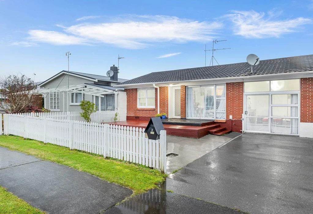 Walk to Train Station, Shops & Schools!