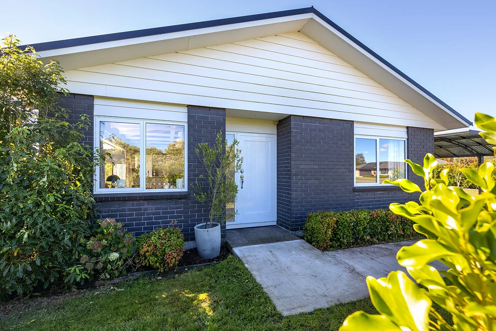 Carterton 2 Bedroom Stylish and Modern in Top Location