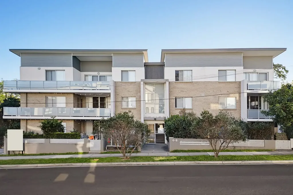 Rydalmere 2房 稀有转角公寓 | 三面采光、双阳台及精品生活 Rare Corner Apartment | Three-Sided Aspect, Two Balconies & Boutique Living