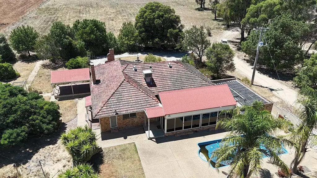 LARGE HOME WITH RURAL OUTLOOK