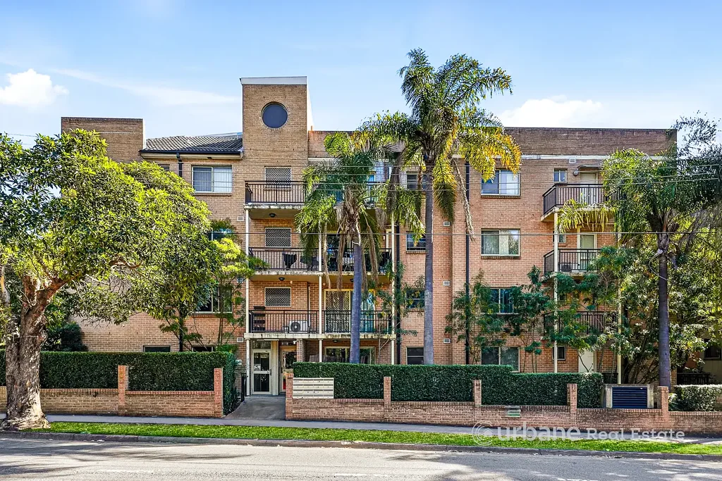 Homebush West 2Zimmer This beautifully presented home offers a perfect blend of modern comfort and convenient location.