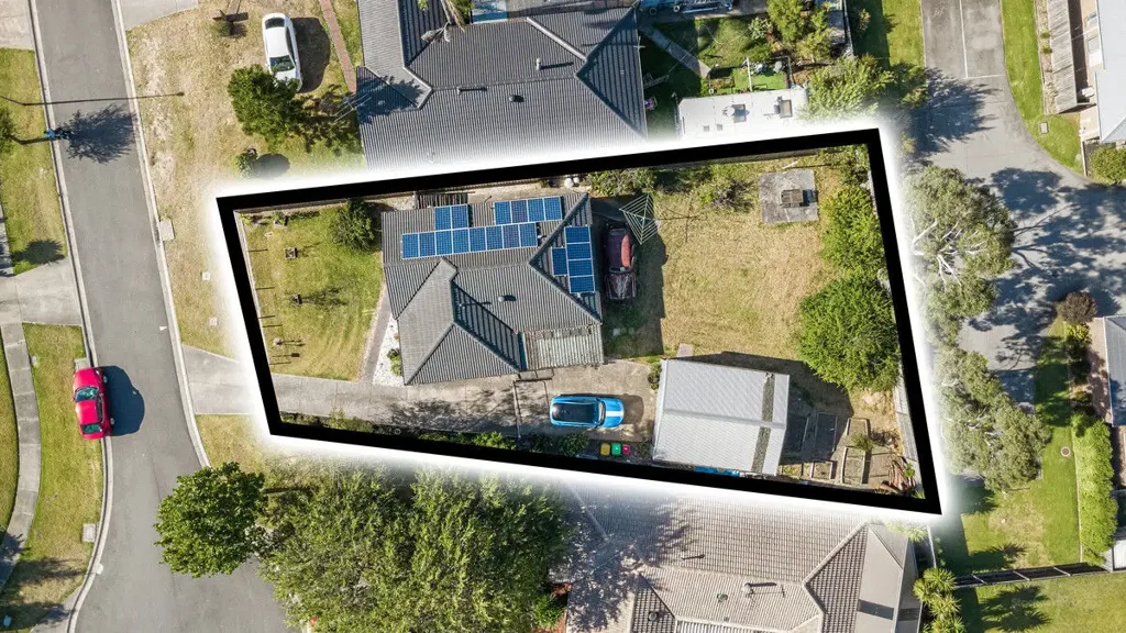 Pakenham 3房 翻新住宅 740m²宽地 巨大车棚 分拆潜力 家庭庭院 优越地段 Renovated Family Home on 740m² with Approved Permit for a Second 3-Bedroom Home