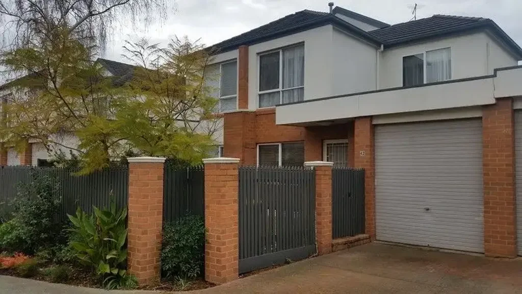 TWO BEDROOM TOWNHOUSE IN THE HEART OF WILLIAMSTOWN