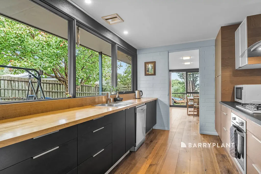 Narre Warren 3房  Spacious Family Living with Workshop & Side Access