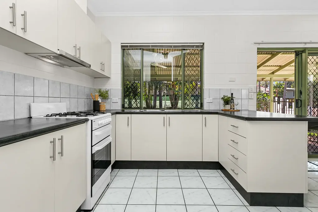 SPACIOUS & COMFORTABLE FAMILY HOME - AVAILABLE NOW!