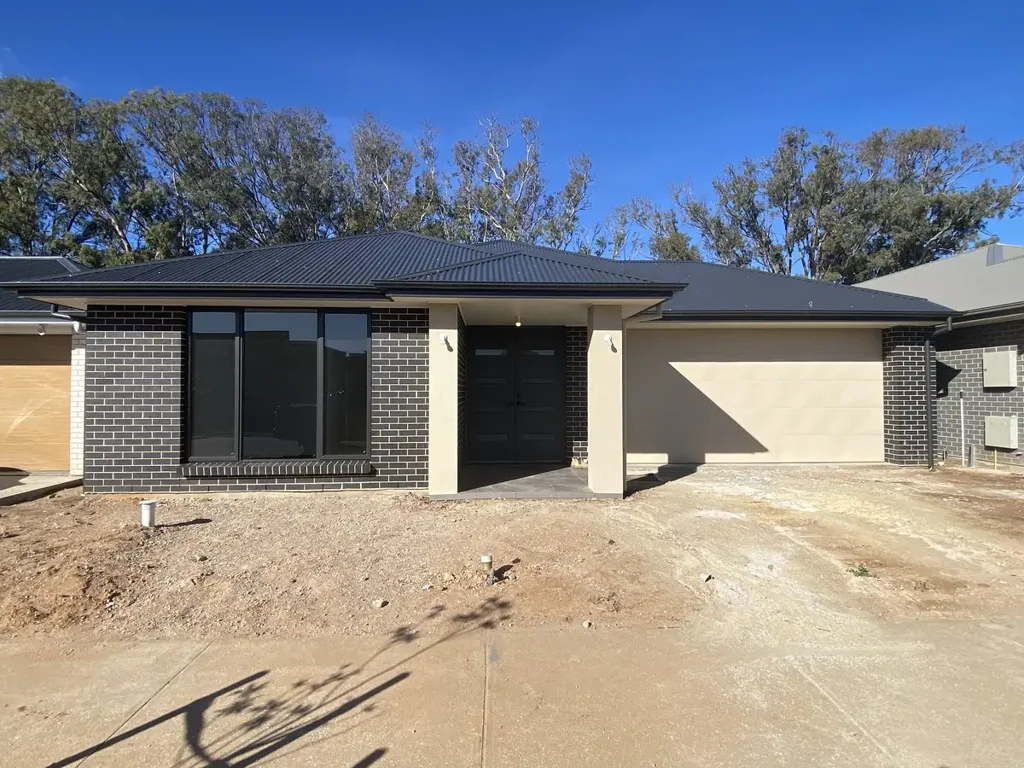 Brand New 5 Bedroom Family Home in Thriving St Andrews Estat