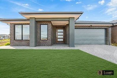 Tarneit 4房 建筑师设计 4卧3卫 双车库 岛台厨房 开放式生活区 低维护庭院 便捷交通 Verdiant Hill Estate Lovely 4 Bedroom House With 3 En-Suites in Prime Tarneit Location