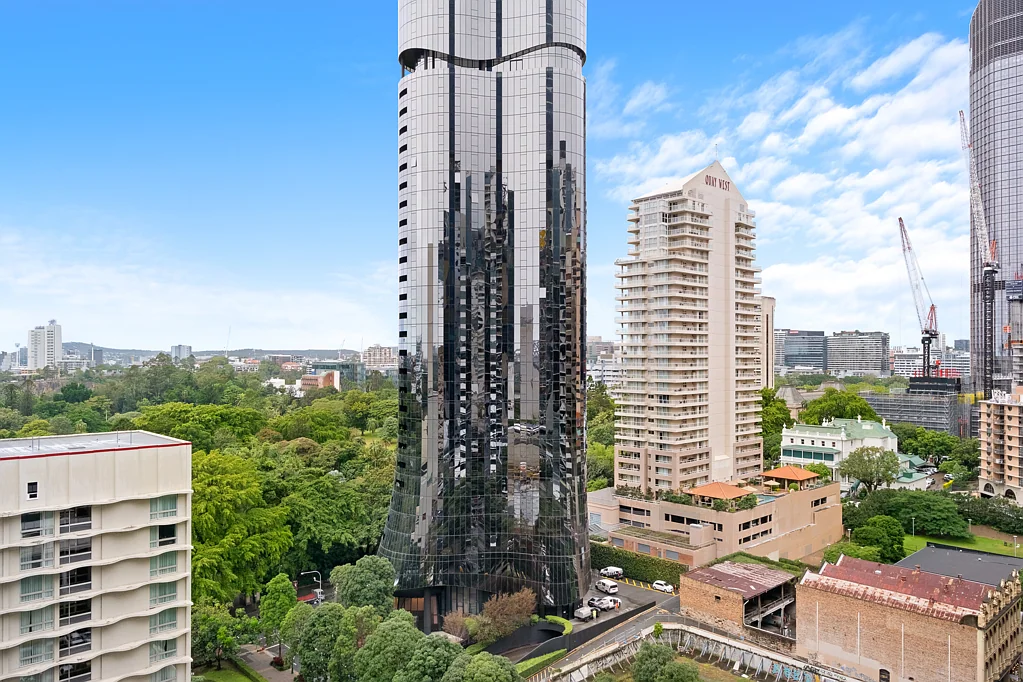 Brisbane City 2房 15楼东南朝向 两居室公寓 自然光线充足 宽敞阳台 优质市中心地段 主卧独立卫浴 安全车位 储物空间 健身房 游泳池 Expansive Two Bedroom Living in Prime Location