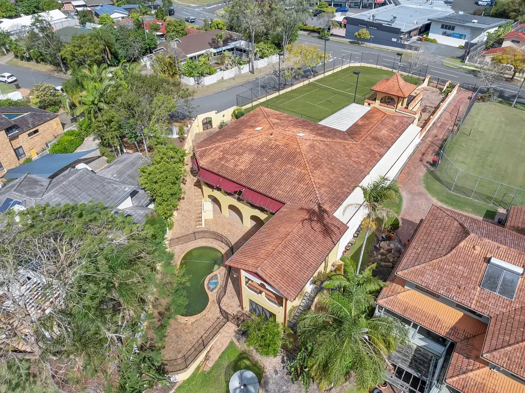 Westlake 7Zimmer Modernise and Reap the Rewards - This Massive Home is well below replacement cost ! Subdivision Potential !