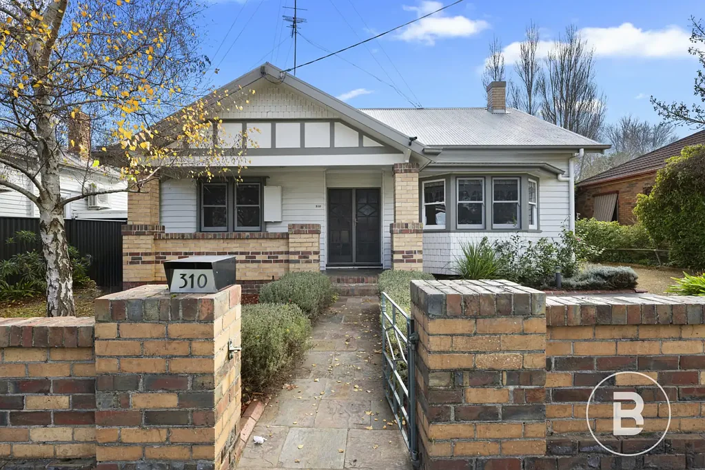 Ballarat Central 3ห้องนอน CHARMING CALIFORNIAN BUNGALOW WITH MODERN UPDATES, OUTDOOR ENTERTAINING & SEPARATE GARAGE/SHED