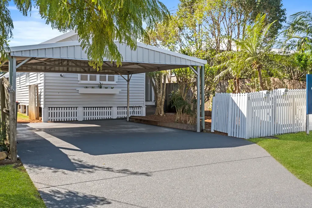 Wynnum West 5房 海湾社区瑰宝 506㎡阔地 双住宅设计 多代同堂理想 全围栏私密 安全便捷生活 Exceptional Dual-Dwelling Family Home!