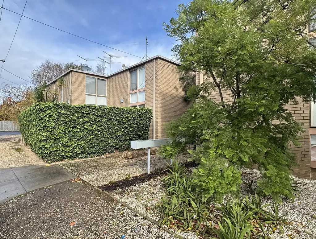 ONE BEDROOM UNIT IN NEWTOWN LOCATION