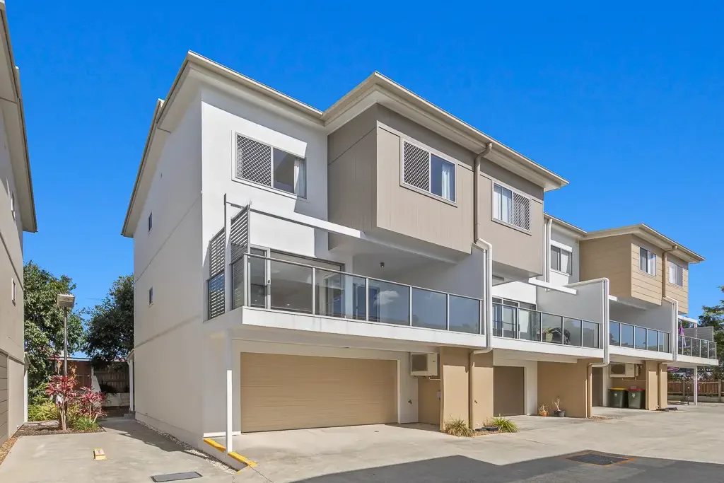 Taigum 3房 时尚联排别墅 213平米 三层布局 开放式设计 双车库 内部通道 现代厨房 石制台面 不锈钢电器 宽敞阳台 私人庭院 社区健身房 邻近超市 咖啡馆 公交站 学校 公园 Contemporary Comfort, Convenience & Lifestyle