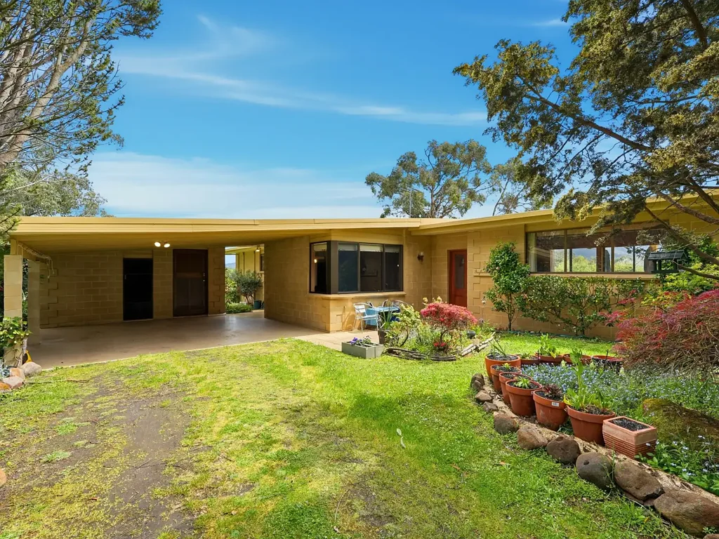 Huonville 5침실 Huonville - Walk to Town Acreage with TWO Dwellings and Some SERIOUS Sheds