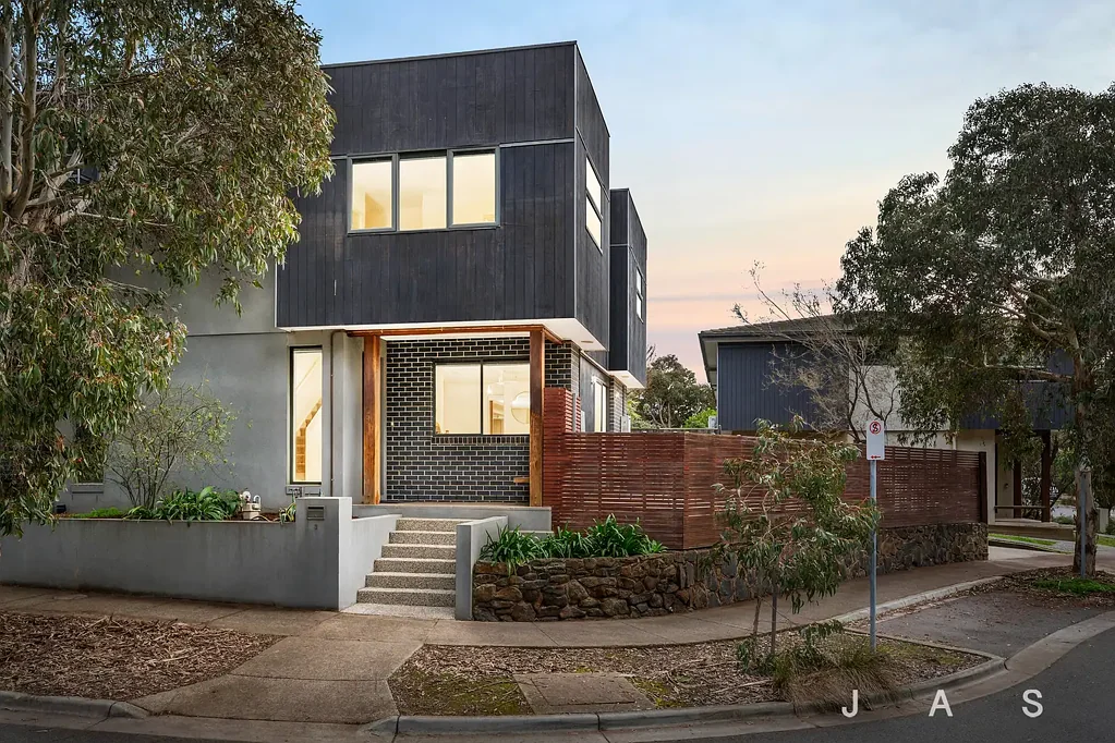 West Footscray 3房 阳光普照的休憩之所，紧邻自然景观 Sun-Drenched Sanctuary With Immediate Nature Frontage