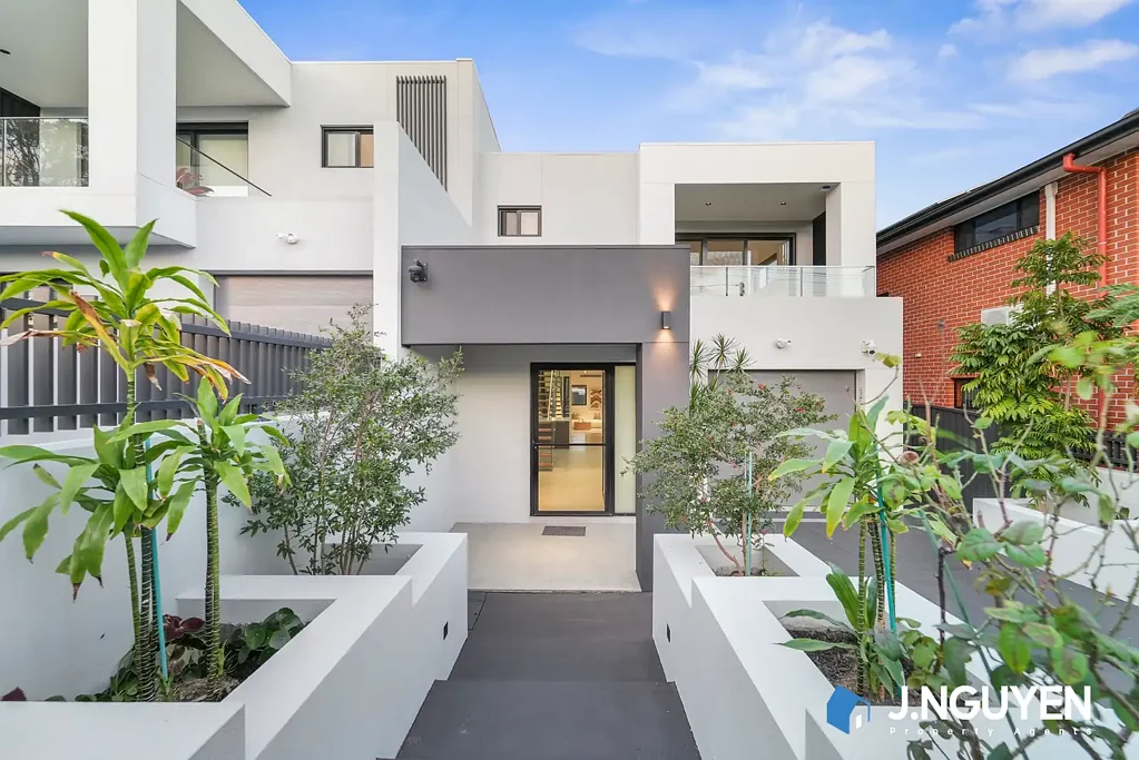 Cabramatta 4ਬੈੱਡਰੂਮ Architecturally Designed & Custom Built - Walking Distance to Cabramatta Shops & Station