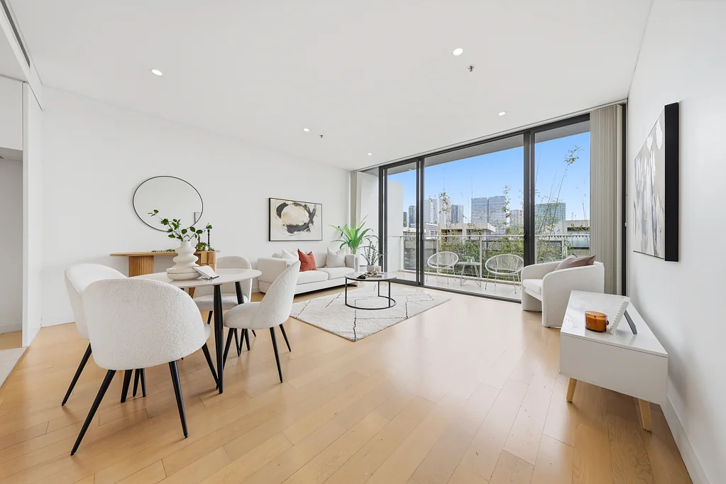 Rhodes 2部屋 Sunlit North-West Living | Private Terrace with Leafy Garden Outlook