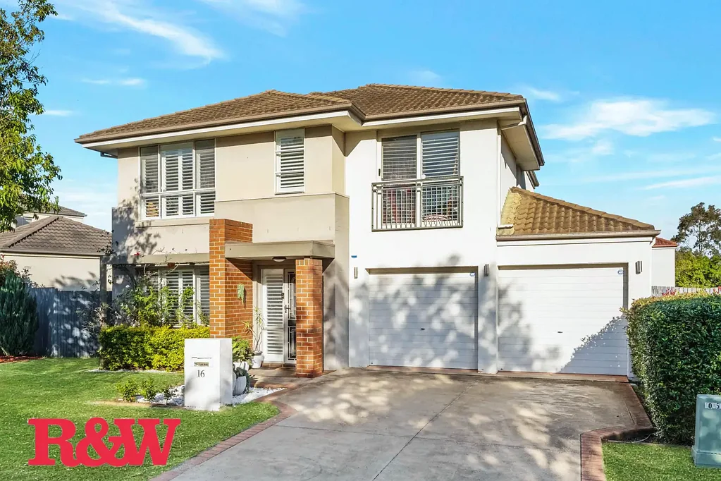 MODERN HOME IN SOUGHT AFTER ESTATE !!