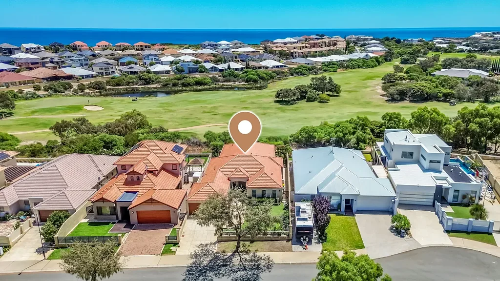 Dawesville 4Zimmer It's where timeless elegance meets golf green views.