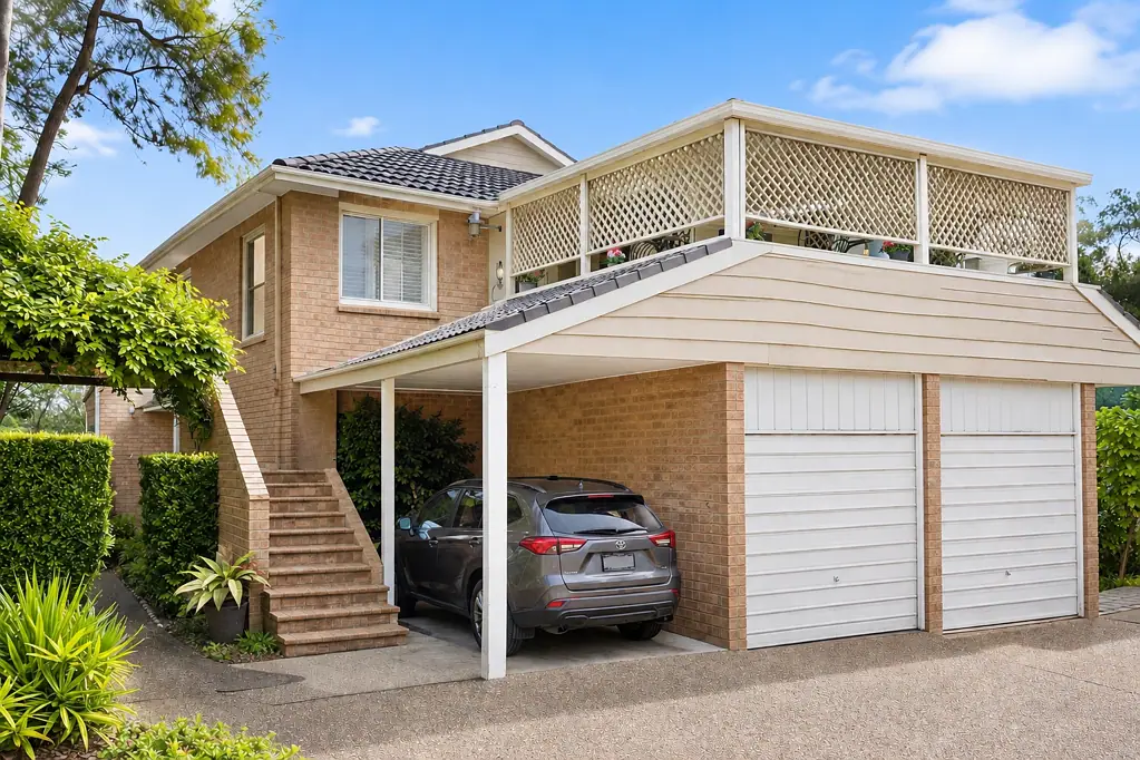 West Pennant Hills 3Habitaciones Complex of only 8. Renovated Kitchen and Bathrooms. 350m to Bus