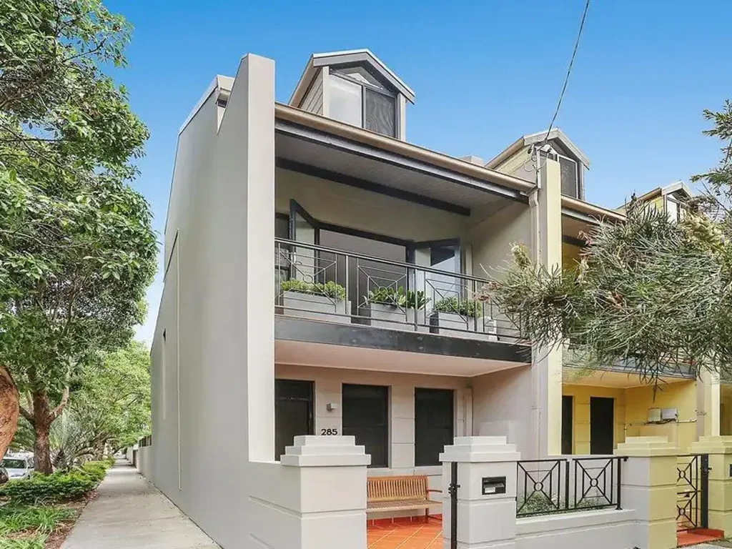 Modern Terrace in Convenient Location